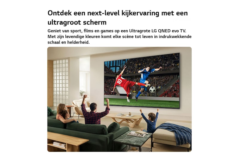 De LG QNED AI QNED70 Mini LED ultragrote tv hangt aan de muur in een lichte woonkamer en laat een spannend voetbalmoment zien, met levendige kleuren en een geweldige beeldkwaliteit op een groot scherm, terwijl een gezin op verschillende banken zit en samen juicht.